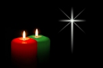 Kerstkaart: Twee brandende kaarsen, een rode en een groene en een stralende ster