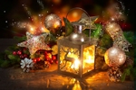 Kerstkaart: Brandende kerstlantaarn met een hert en kerstdecoratie