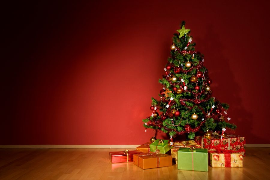 Middel Dwang Silicium Kerstkaarten verzenden: Kerstboom waar cadeautjes onder liggen