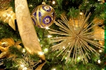 Kerstkaart: Kerstbal en kerstverlichting in de kerstboom