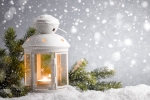 Kerstkaart: Brandend waxinelichtje in een lantaarn met daarnaast een sparrentak