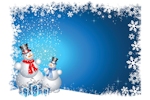 Kerstkaart: Twee sneeuwpoppen staan bij drie blauwe kerstcadeaus met witte strikken