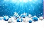 Kerstkaart: Een verzameling blauwe en grijze kerstballen