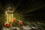 Kerstkaart: Brandende lantaarn schijnt zijn licht in de donkere kerstnacht, de lantaarn is omgeven door sparrentakken en rode kerstballen