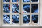 Kerstkaart: Venster met meerdere ramen en buiten staat een besneeuwde kerstboom