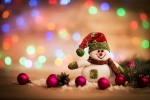 Kerstkaart: Sneeuwman met paarse kerstballen