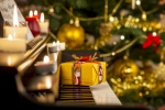 Kerstkaart: Kerstcadeautje op de piano met waxinelichtjes en een kerstboom met goudkleurige kerstversiering