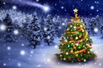 Kerstkaart: Rijk versierde kerstboom in de sneeuw in een sparrenbos tijdens een sneeuwbui