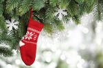 Kerstkaart: Rode kerstsok die in de kerstboom hangt