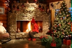 Kerstkaart: Jongen met puntmuts zit bij de brandende open haard met daarnaast een grote kerstboom