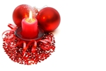 Kerstkaart: Twee rode kerstballen met een brandende rode kaars