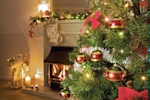 Kerstkaart: Versierde Kerstboom staat naast de brandende open haard