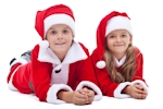Kerstkaart: Jongentje en meisje die kerstkleren dragen