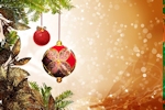 Kerstkaart: Twee kerstballen hangen aan de kerstboom