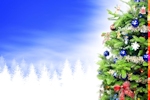 Kerstkaart: Kerstboom met blauwe kerstballen met een achtergrond van witte kerstbomen en een blauwe lucht