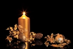 Kerstkaart: Goudkleurige brandende kaars met goudkleurige kerstversiering