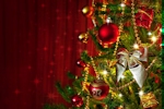 Kerstkaart: Rode kerstballen, een zilverkleurige strik en goudkleurige kralen in de kerstboom