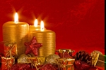 Kerstkaart: Goudkleurige brandende kaarsen met een rode achtergrond en gele pakjes op de voorgrond