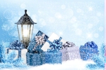 Kerstkaart: Brandende lantaarn met blauwe en witte pakjes met blauwe strikken