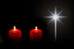 Kerstkaart: Twee brandende rode kaarsen met een grote witte ster tegen een zwarte achtergrond