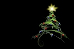 Kerstkaart: Groene Kerstboom met gele ster en rode en blauwe kerstballen op een zwarte achtergrond